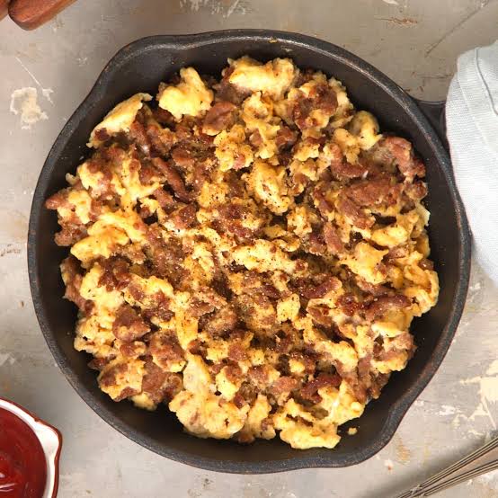 Scrumble egg with meat