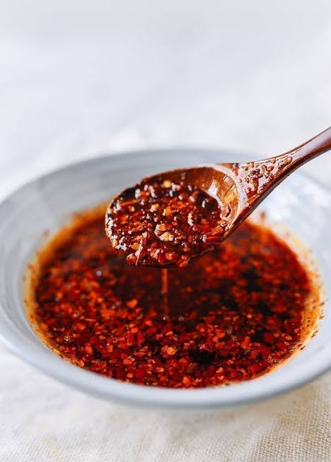 Spice chili and flakes sauce